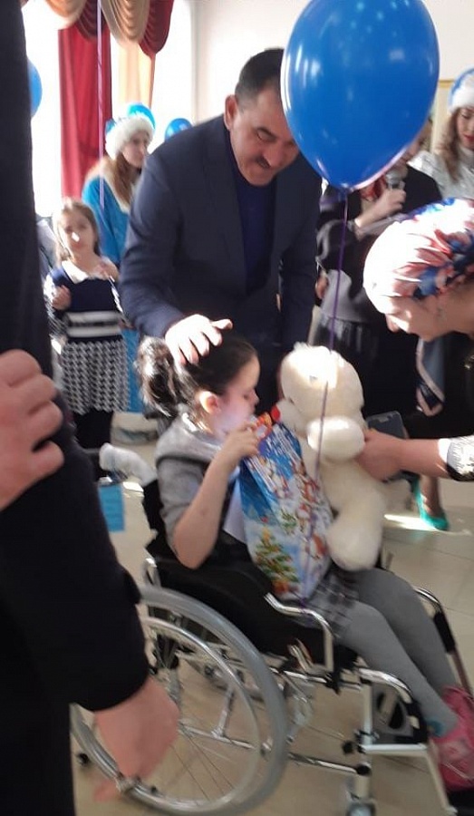 Специализированными кресло-колясками обеспечат детей инвалидов